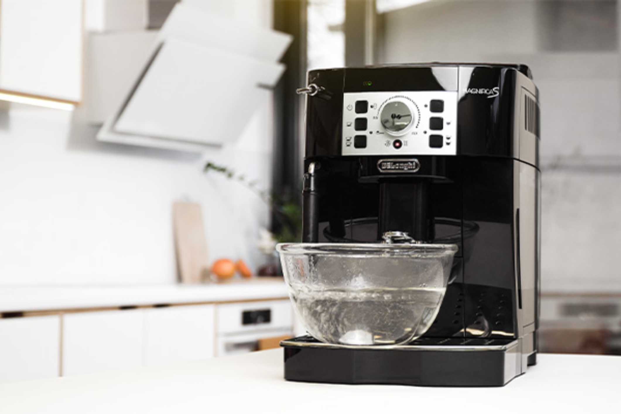 Como descalcificar a máquina de café