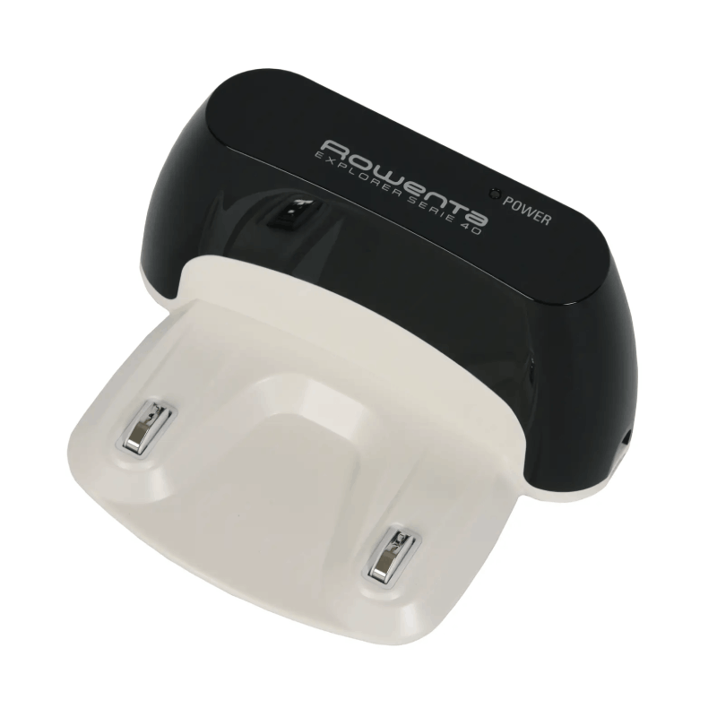 Imagem da base de carregamento branca RS-2230001915 Rowenta com aspirador robot posicionado, respeitando afastamentos recomendados